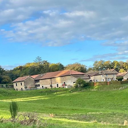 Domaine De Montmery Sa Piscine Son Jardin Ses Espaces アンバザック エクステリア 写真
