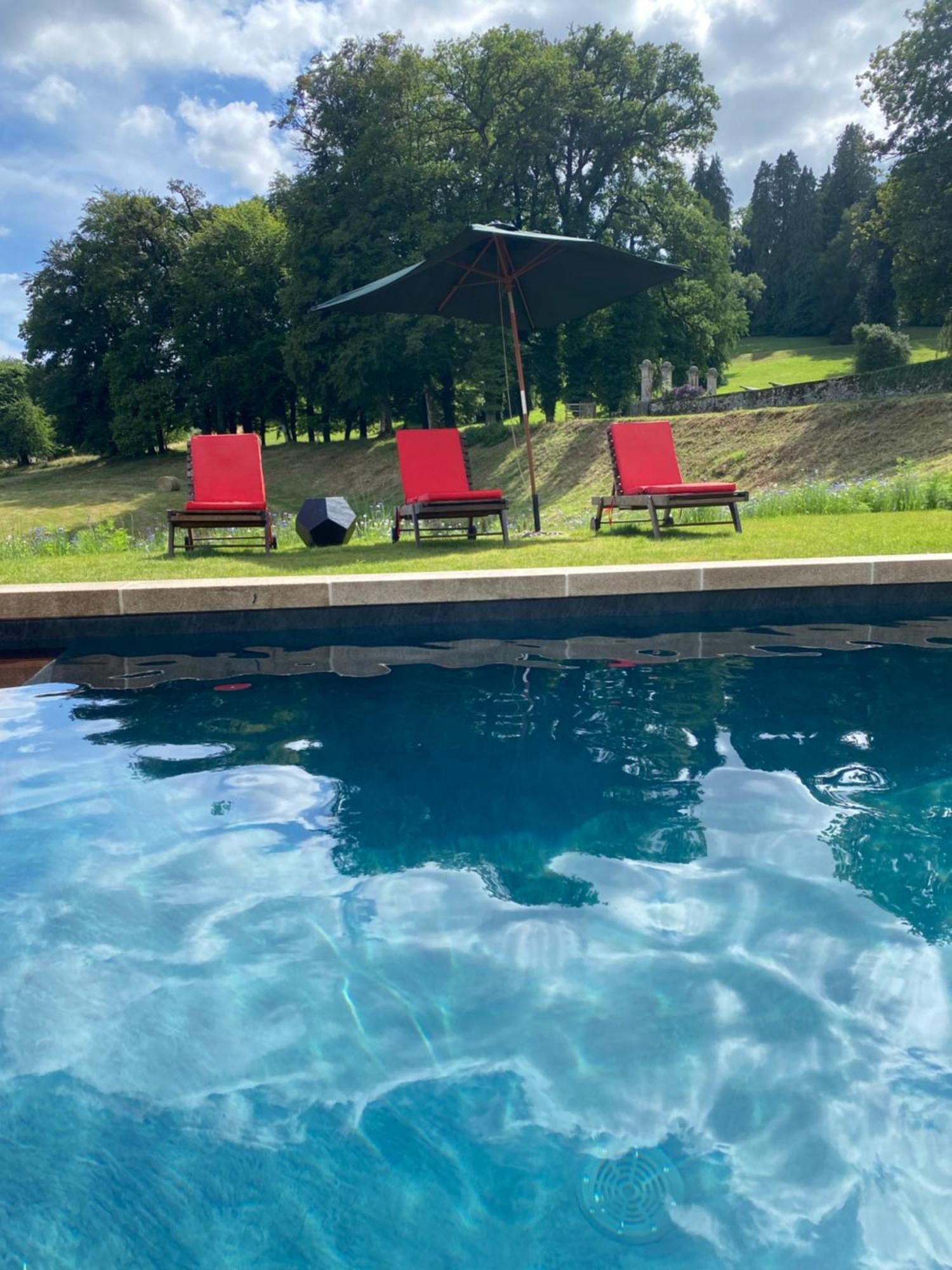 Domaine De Montmery Sa Piscine Son Jardin Ses Espaces アンバザック エクステリア 写真