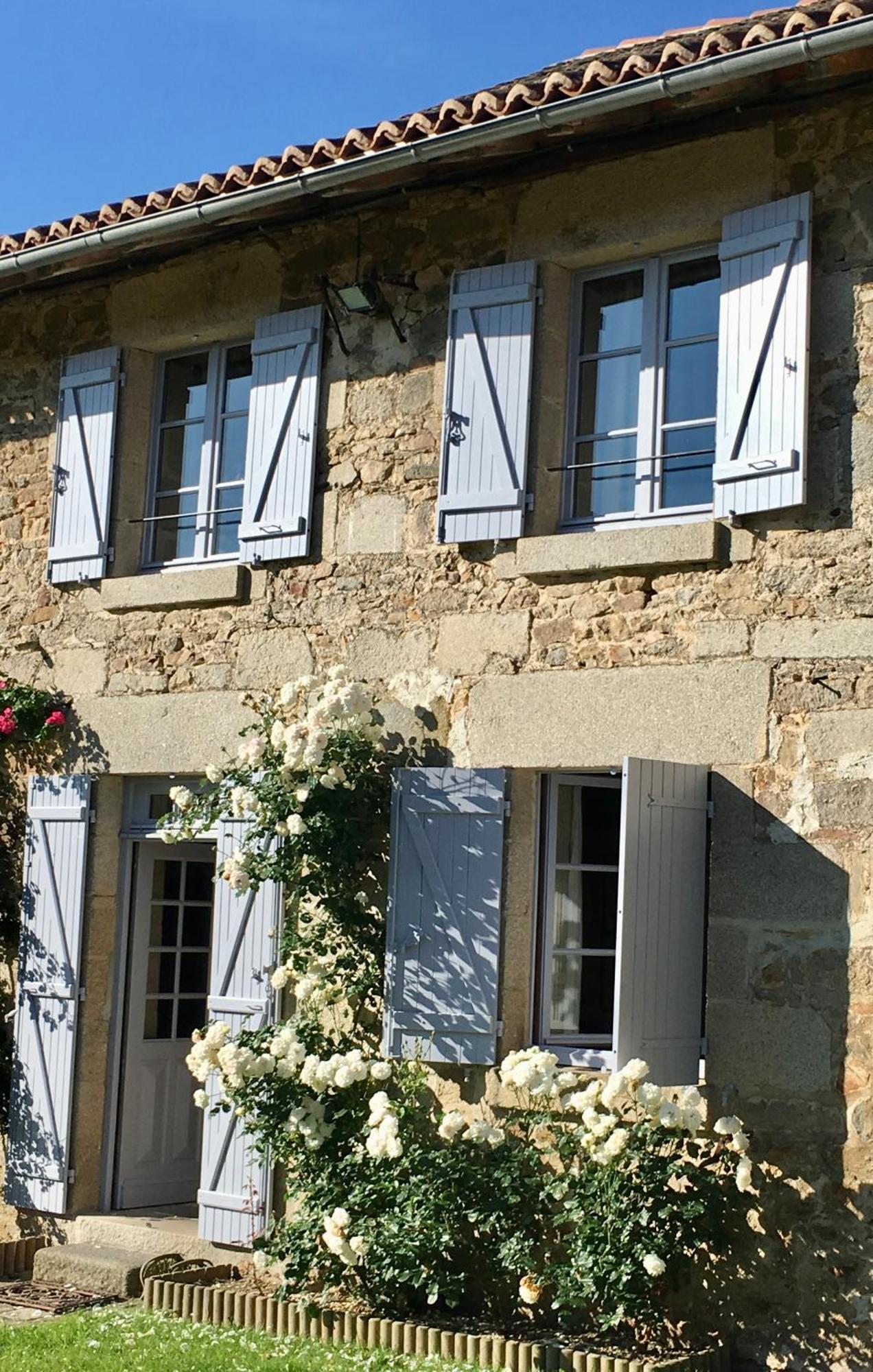 Domaine De Montmery Sa Piscine Son Jardin Ses Espaces アンバザック エクステリア 写真