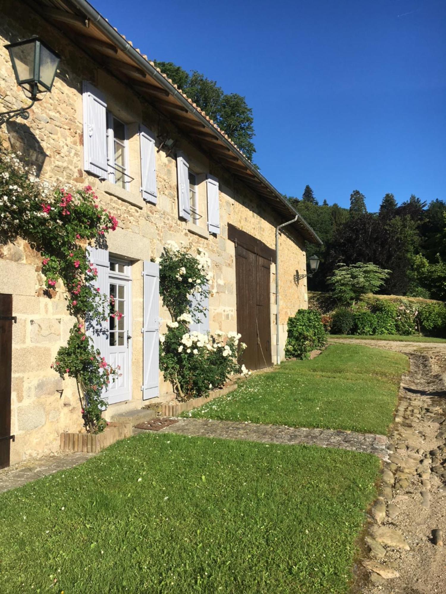 Domaine De Montmery Sa Piscine Son Jardin Ses Espaces アンバザック エクステリア 写真