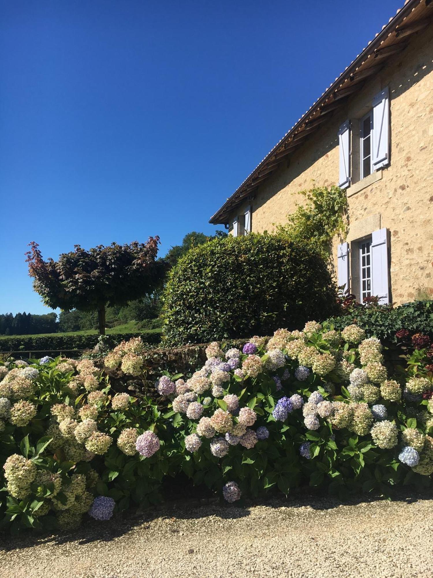 Domaine De Montmery Sa Piscine Son Jardin Ses Espaces アンバザック エクステリア 写真