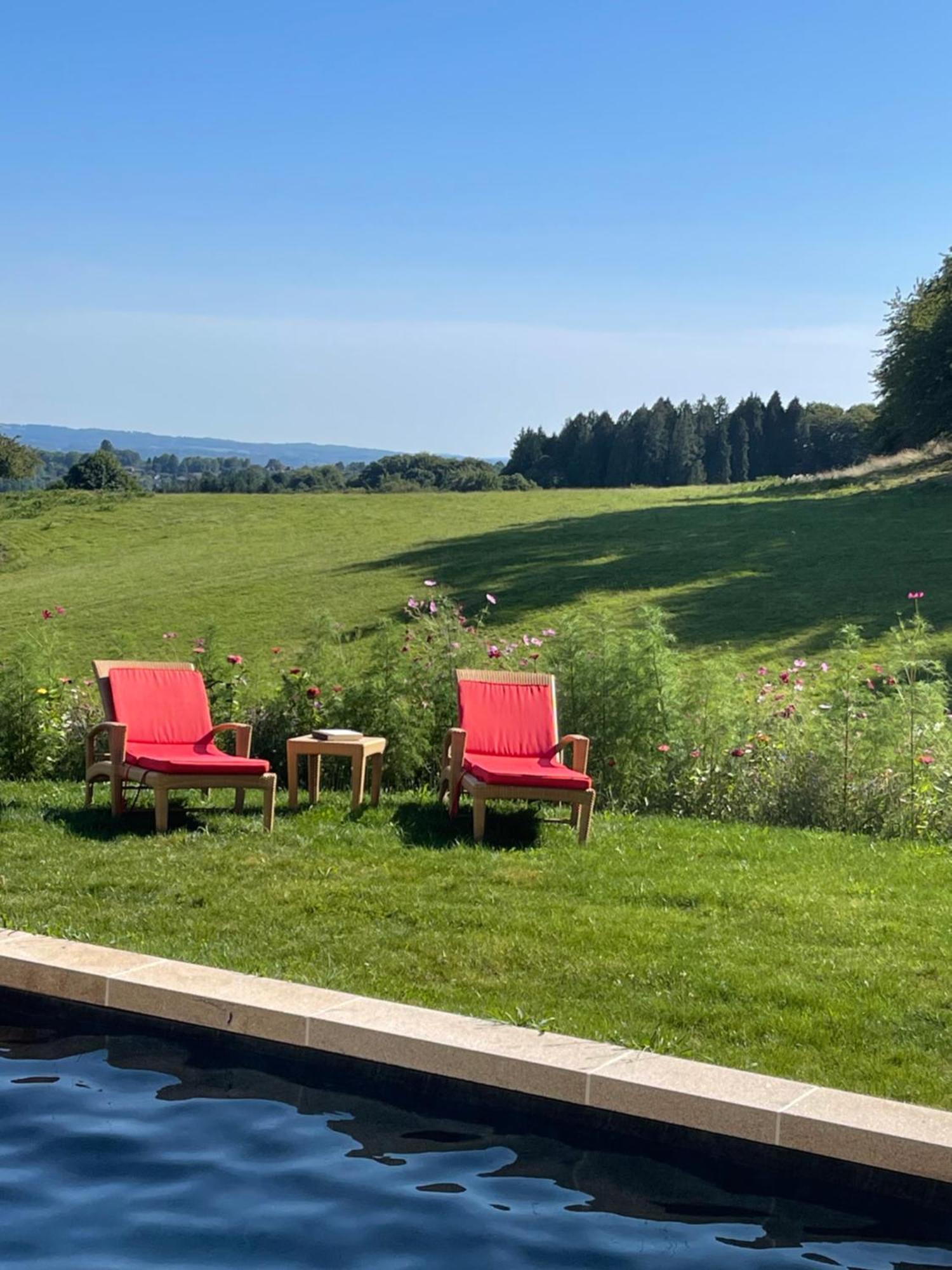 Domaine De Montmery Sa Piscine Son Jardin Ses Espaces アンバザック エクステリア 写真