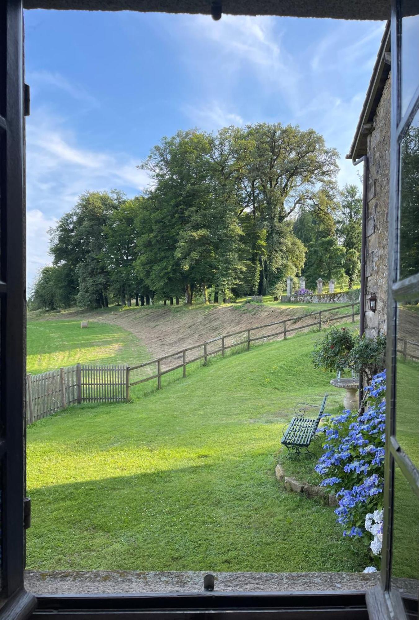 Domaine De Montmery Sa Piscine Son Jardin Ses Espaces アンバザック エクステリア 写真