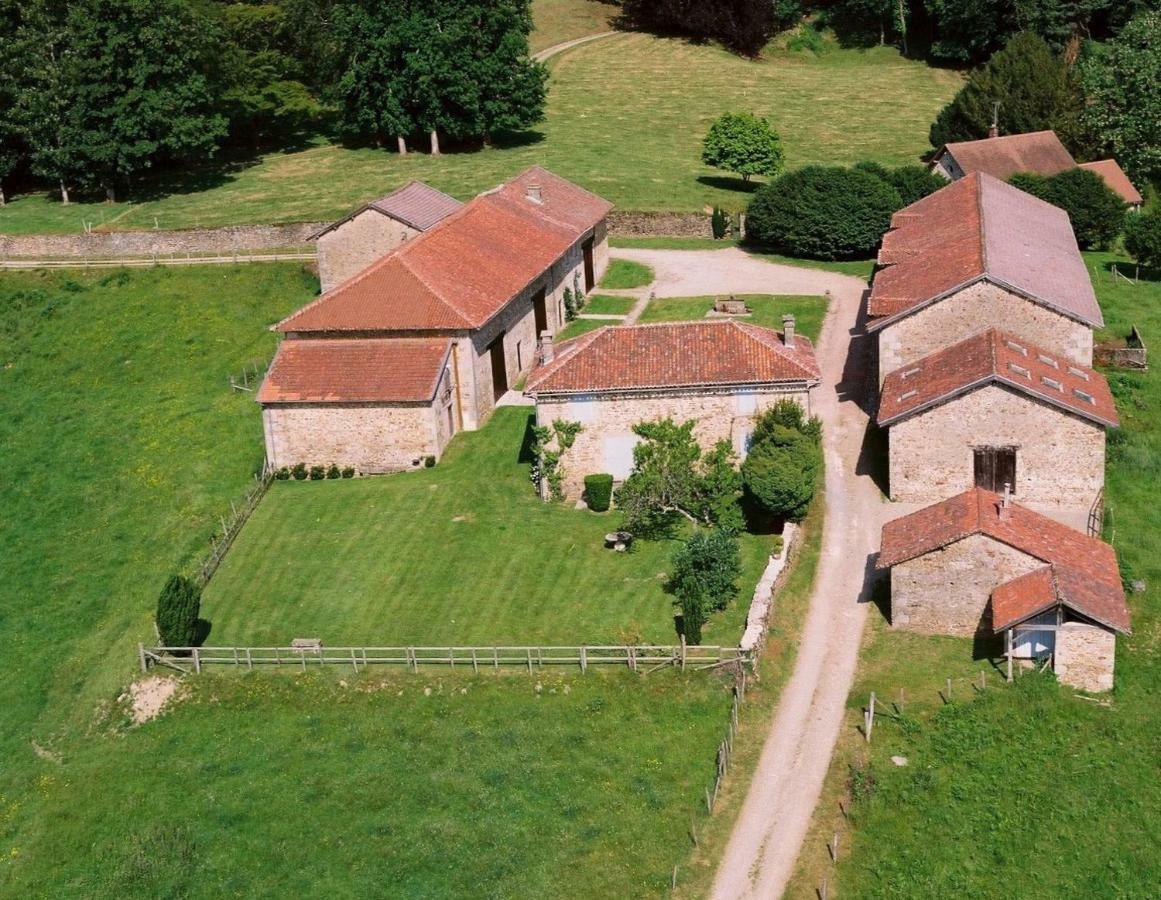 Domaine De Montmery Sa Piscine Son Jardin Ses Espaces アンバザック エクステリア 写真